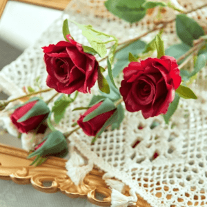fausse rose rouge