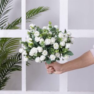 petites roses artificielles blanches